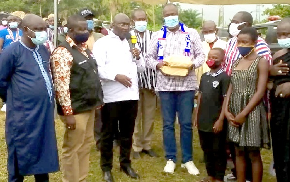 Dr Mahamudu Bawumia (in white attire) handing over GH¢200,000 cash to the DCE, Mr Alex Incoom. Picture: SAMUEL KYEI–BOATENG
