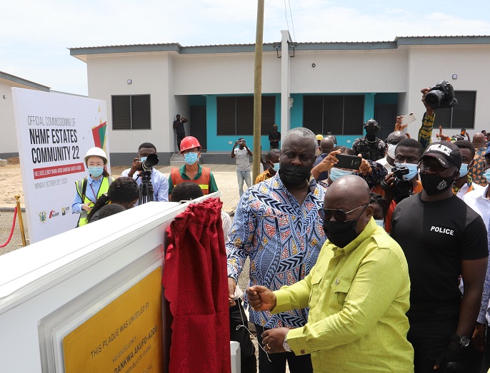 President Akufo-Addo unveiling the plaque for the inauguration of the housing units. 