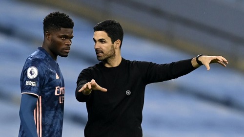 Mikel Arteta issuing out instructions to Partey
