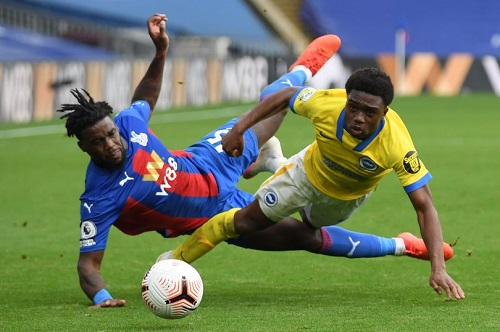 Tariq Lamtey being challenged by Jeffrey Schlupp