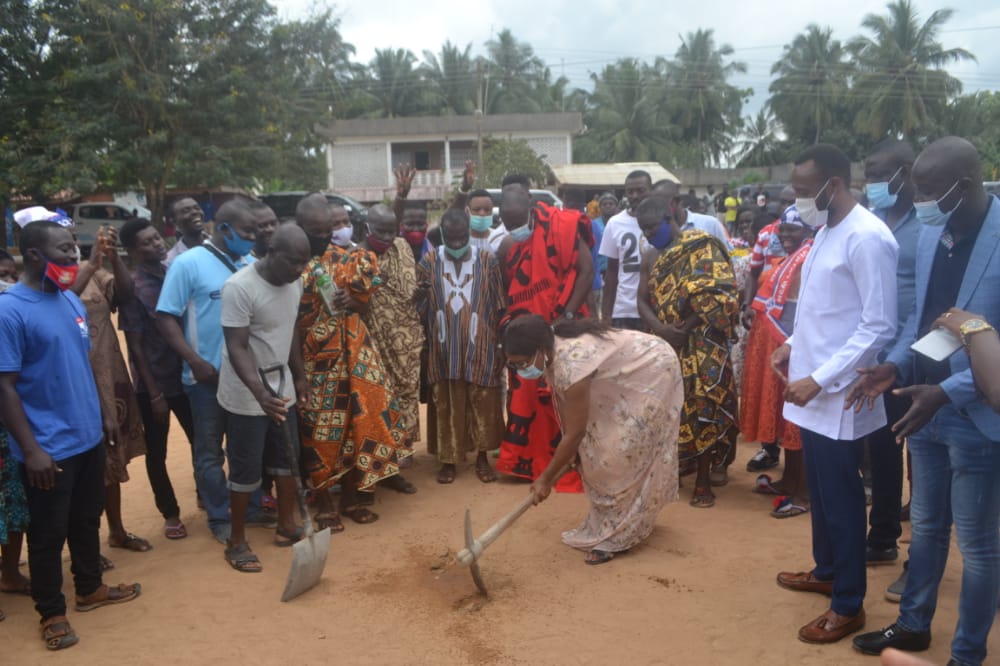 Minister cuts sod for GH₵3m astro turf projects in Agona West