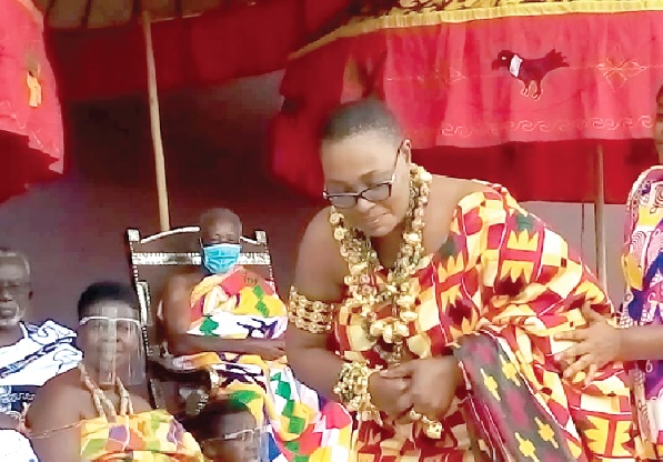 Nana Krobea Asante I, the Adontenhene of Mpraeso, bows before the Mpraesohene, Nana Ampadu Daaduam