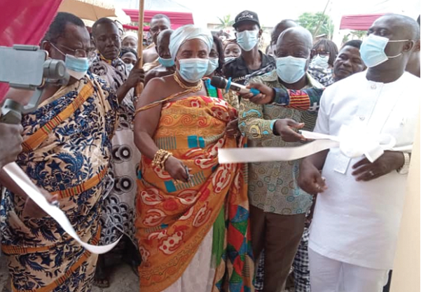  Nana Acheampongmaa Anima Kotroka II (middle), Morsohemaa, being supported by Dr Anthony Boateng (right), Deputy Director-General of the GES, and Nana Otuo Acheampong (left) to cut the tape to inaugurate the building (left)