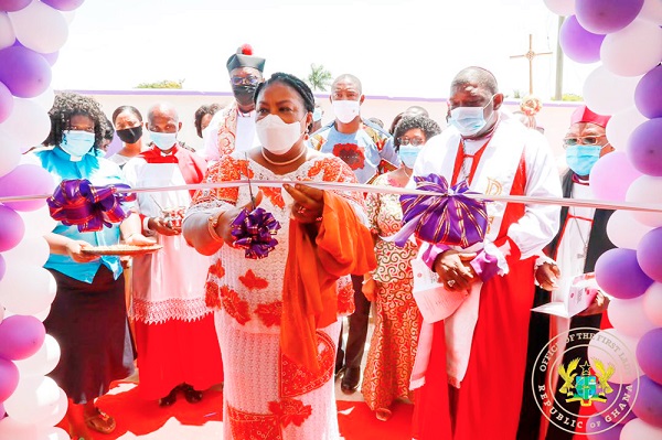 Mrs Rebecca Akufo-Addo cutting the tape to inaugurate the new administration facility of the Anglican Church