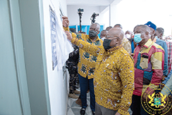 President Akufo-Addo unveiling the complex. On is right is Anin Yeboah, the Chief Justice