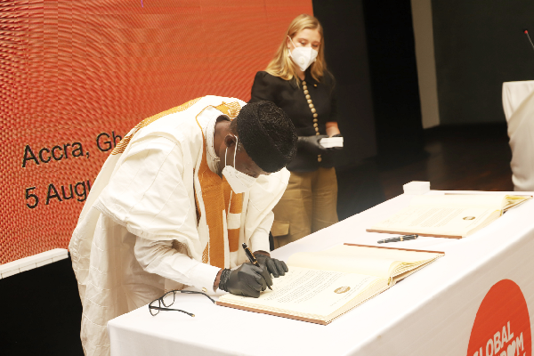 Sheikh Armiyawo Shaibu, Spokesperson of the National Chief Imam, signing the declaration in Accra, Picture: GABRIEL AHIABOR