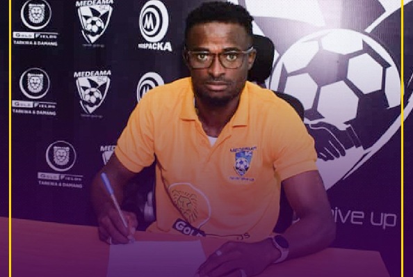 Ignatius Kwame Osei-Fosu signing the contract with Medeama