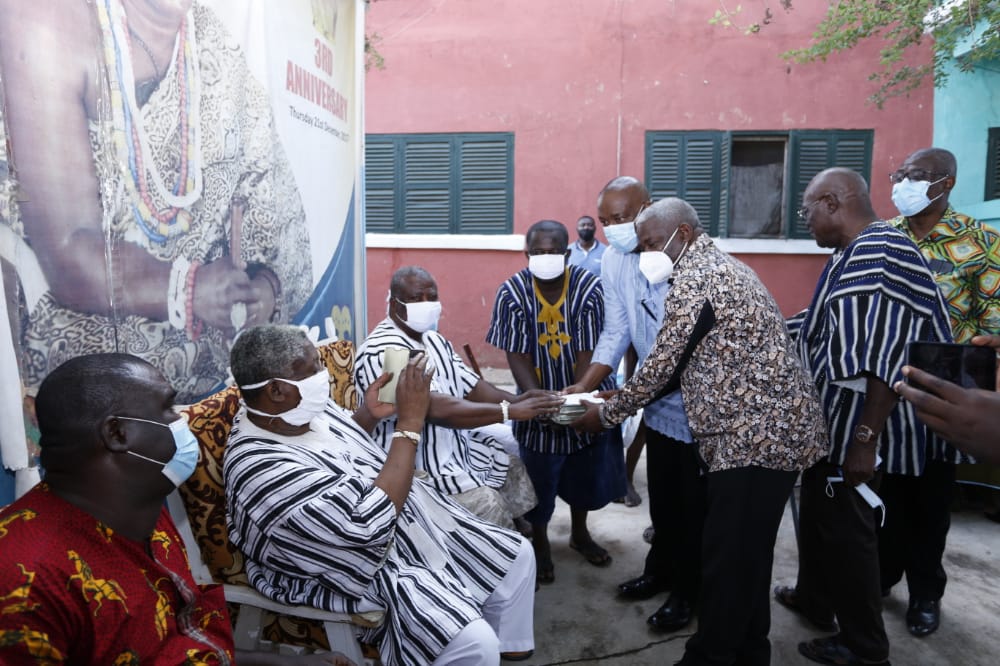 Mahama donates to Teshie Mantse’s Palace ahead of Homowo