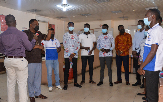 • Mr. Kobby Asmah (2nd left), Editor of the Daily Graphic, speaking with the team of contesting schools. Picture: ALBERTA MORTTY