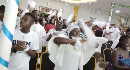 Church members, revelers disregard COVID protocols on 31st night