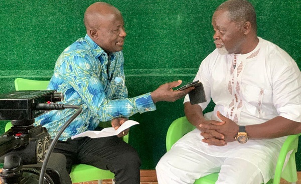'Prof'.Azumah Nelson(right)being interviewed by George Ernest Asare of Daily Graphic