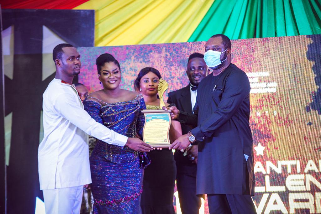 Mr Ayittah(left) presenting the award to Dr. Opoku Prempeh (right)