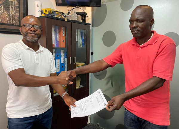 Alhaji Abdullah Issaka(left) presenting  his completed forms to contest in the upcoming election
