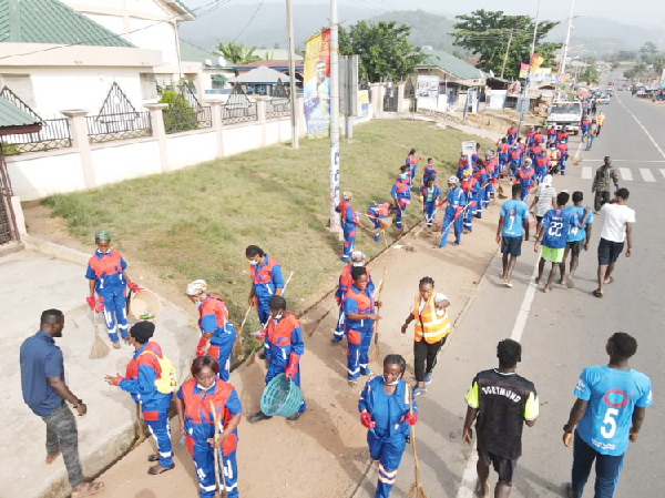 Volunteers cleaning a street in Kyebi during the exercise