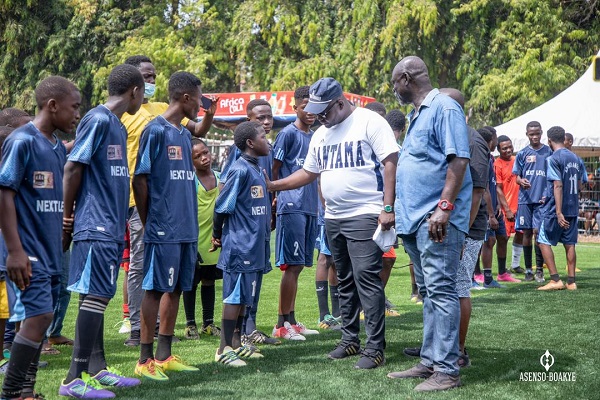 Mr Franciss Asenso-Boakye(2nd from right) inspecting one of the participating teams