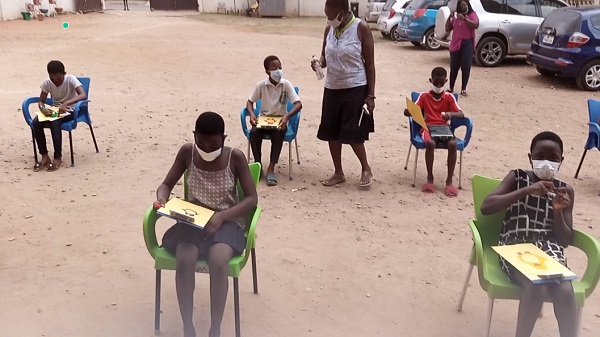 Reading Station Library donates books to Bubiashie pupils