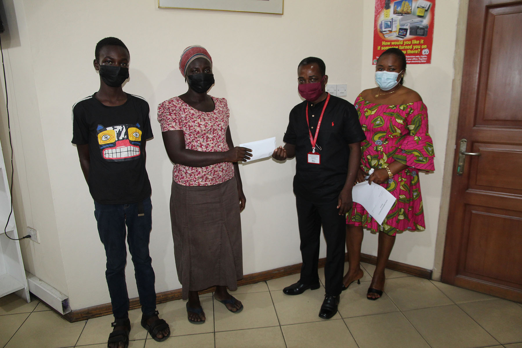 Mr Emmanuel Agyei Arthur (2nd right), Corporate Communications Manager and the Chairman of Graphic Needy Fund, presenting money to Madam Mercy Aidoo (2nd left), Mother of Gabriel Aidoo (left). With them is Ms Grace Akua Mensah (right), Assistant Communications Officer of Graphic Communications Group Limited. Picture: ESTHER ADJEI