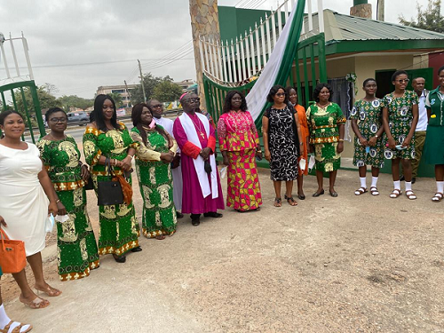Archbishop Gabriel Justice Yaw Anokye, Metropolitan Archbishop of Kumasi Diocese (6th left), and Mrs Ama Kyerewaa Benefits (5th right) with some members of the 1978/80 year group and others during the dedication of the new gate