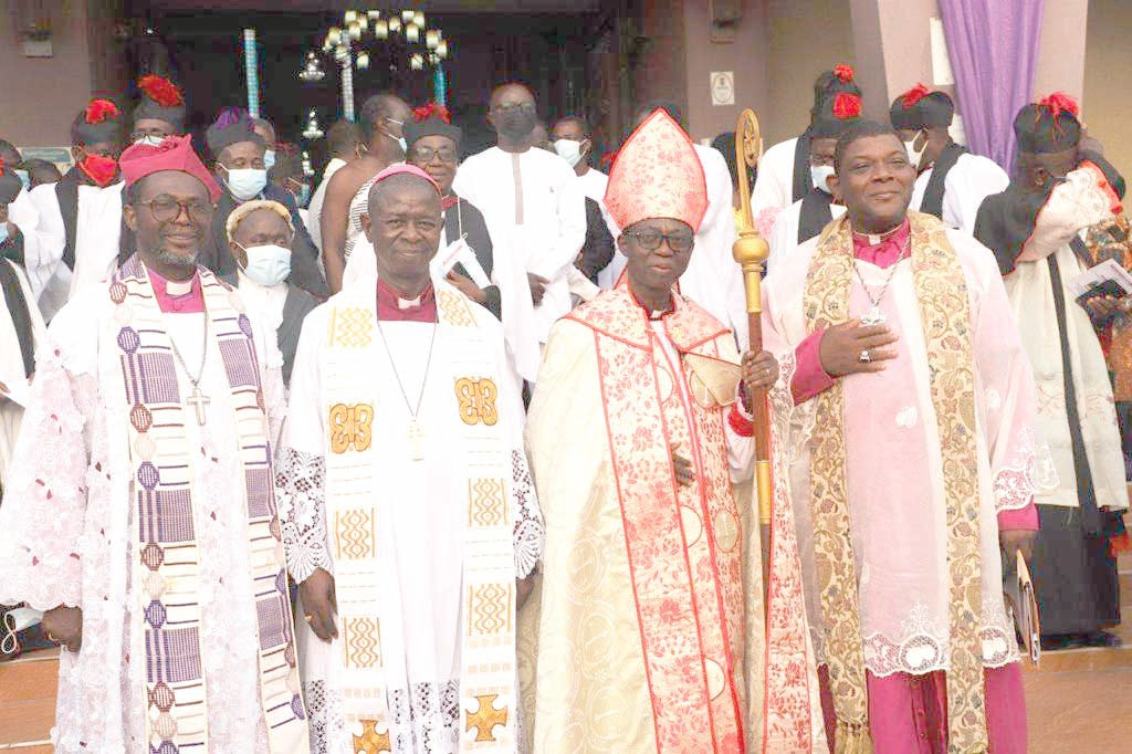 Rt. Rev. Oscar Christian Amoah (2nd right) with some leaders of the Anglican church. They include Most Rev. Daniel Yinkah Sarfo (2nd left), immediate past Diocesan Bishop and Rt Rev. Dr Cyril Kobina Ben-Smith (right), Bishop of the Mampong Diocese