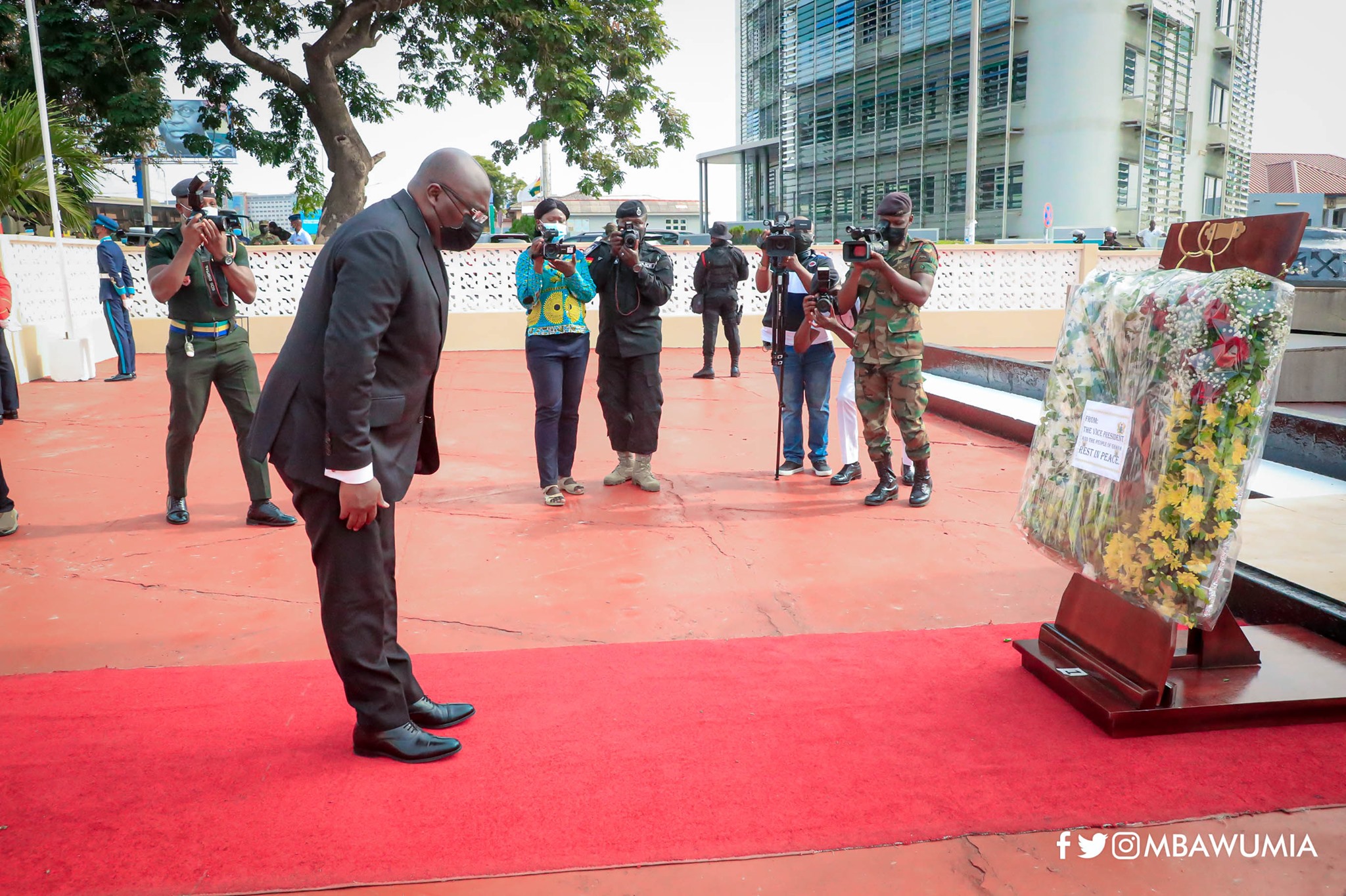 Vice-President Dr Mahamudu Bawumia laying a wreath on behalf of the government to mark the anniversary  of the shooting of the World War Two veterans