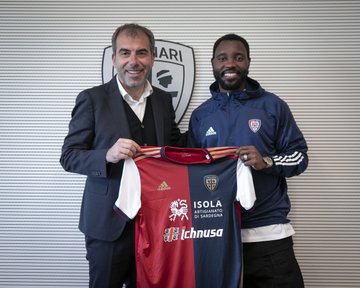 Kwadwo Asamoah and an official of Cagliari