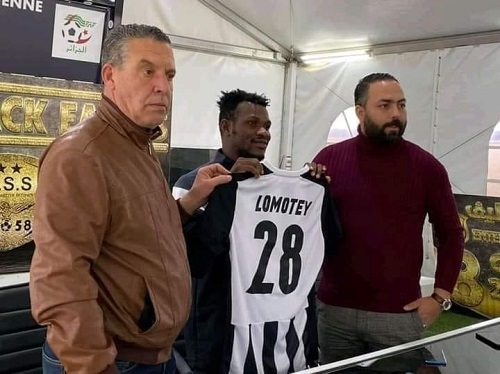 Lomotey displaying his jersey in the presence of some officials of the club