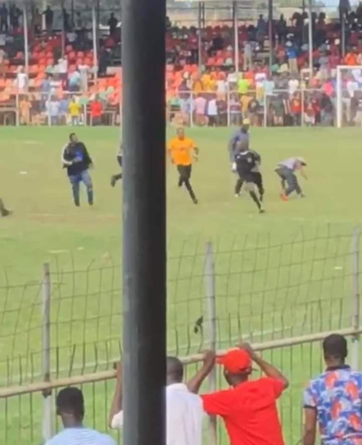 Sunyani: How B/A fans chased and attacked referee on pitch (VIDEO)