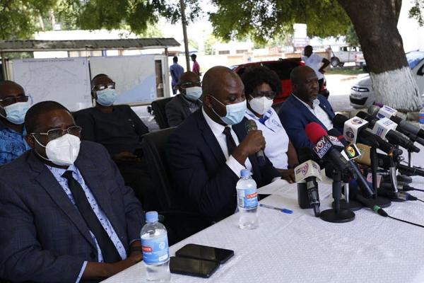 Mr Emmanuel Johnson (2nd left), Regional Chief Manager, Accra East, Ghana Water Company Limited (GWCL), explaining a point as Dr Clifford Abdallah Braimah (left), Managing Director, GWCL, and other officials look on. Picture: NII MARTEY M. BOTCHWAY