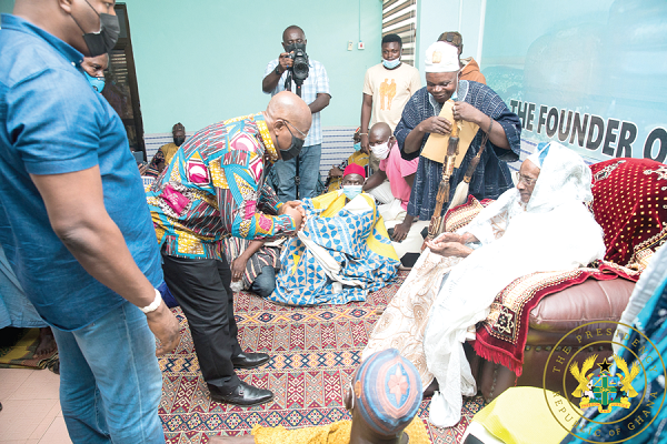 • President Akufo-Addo exchanging pleasantries with Tuntumba Boresa Sulemana Jakpa, the Overlord of Gonja, at his palace