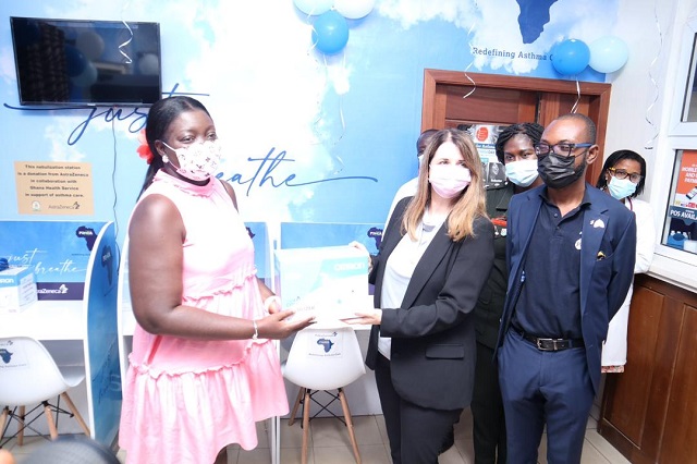 Dr Sheila Asamoah Okyere, Pediatrician at the 37 Military Hospital recieves the nebulizer from Barbara Nel, Country President of AstraZeneca African Cluster. On the right is Mawuli Atiemo, AstraZeneca Country Lead - Ghana.