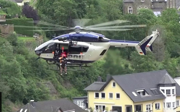 Helicopter rescues residents stranded on rooftops in Merzbach