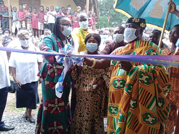 The Vice-Chancellor, KNUST, Prof. Dickson (left), the DCE for Sekyere South, Mrs Reckling Catherine (Middle) and the Chief of Wiamoase, Nana Boakye Yiadom II, cutting the tape to Commission the project.