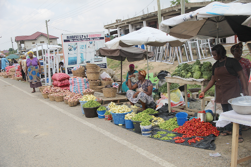 The street to the Adjen Kotoku market with the pedestrian way already taken over my traders