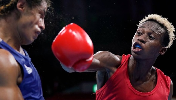 Samuel Takyi (right) won via a unanimous decision