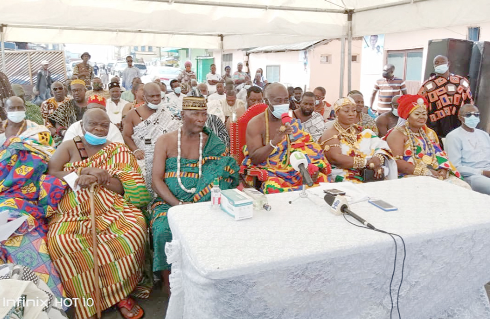  Nii Amarkai (4th right) surrounded by other sub-chiefs  making a speech at the durbar 