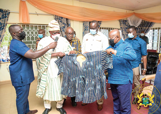 Kuoro Salifu Issaka Dy-Yaka (left), Chief of Lambussie, presenting a smock to President Akufo-Addo