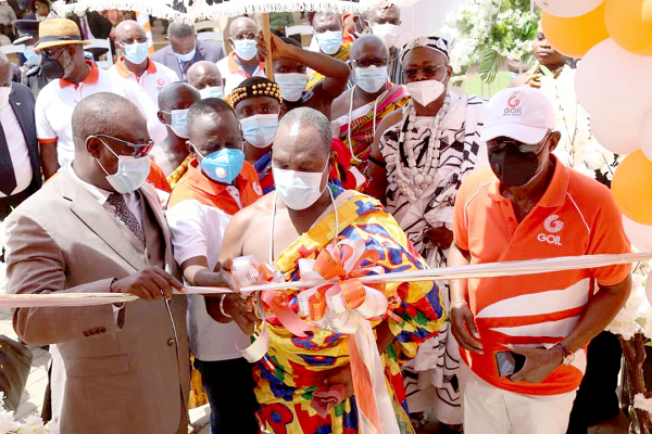 Nii Tei Kojo Amanqwah Sune I (middle), chief of Gbetsele, supported by Mr Kwamena Bartels (left), Mr Kwame Osei-Prempeh  (2nd left) and Rev. Prof. Frimpong Manso (right) to cut the tape to inaugurate the new GOIL Tema Zonal office complex