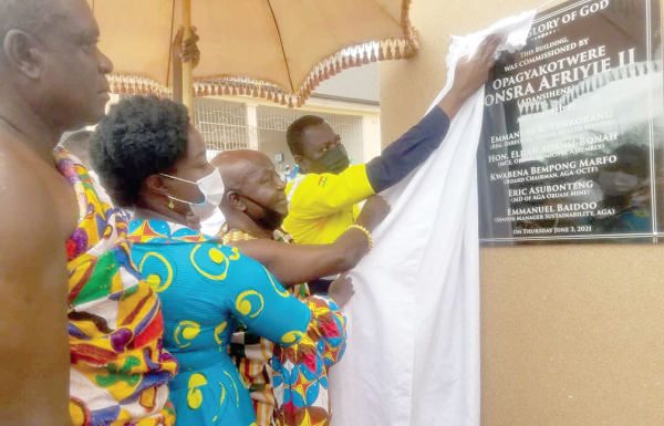  Opagya Kotwere Bonsra Afriyie II (2nd right), the Adansihene, being supported by Mr Emmanuel Baidoo (right), the Senior Sustainability Manager of AGA, and Ms Yaa Manu, Obuasi Municipal Health Director, to inaugurate the facility