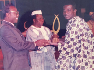 Late Daniel Safo (right) receiving the gold award from Ghana Export Promotion Council in 1989