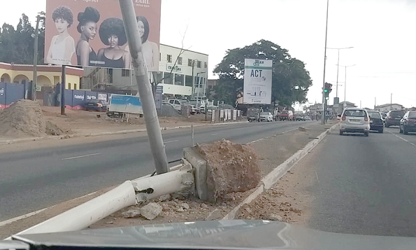 •This streetlight was removed and replaced with a new one some months ago on the Kanda Highway. The old one has been lying there since