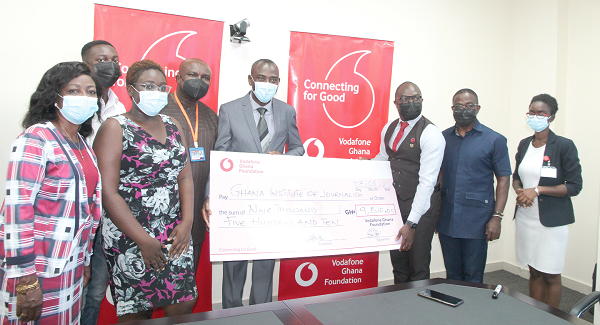 • Rev. Amaris Nana Adjei Perbi (3rd right), Head of Vodafone Ghana Foundation, presenting a dummy cheque to Prof. Kwamena Kwansah Aidoo (4th left), Rector of Ghana Institute of Journalism (GIJ). With them are Mr Charles Benoni-Okine (2nd right), Ms Gloria Ofosu-Kusi (right), Foundation Analyst; Dr Eric Opoku Mensah (3rd left), Deputy Rector of GIJ; Mrs Rhodaline  Amartey (left), Dean of Students and two beneficiaries. 