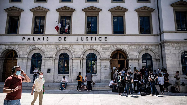 Journalists gather outside the Valence courtroom on June 10, 2021 in the southern town of Valence before a 28-year-old man who slapped French President appears in court for the first time on June 10, 2021, having told investigators he acted "without thinking". © Jeff Pachoud, AFP