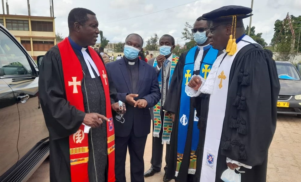 Rt Rev Prof Joseph Obiri Yeboah Mante (right), interacting with Reverend Dr William Kwabena Ofosu-Addo (left), Brong-Ahafo Presbytery Chairperson of the PCG after the forenoon service in Sunyani