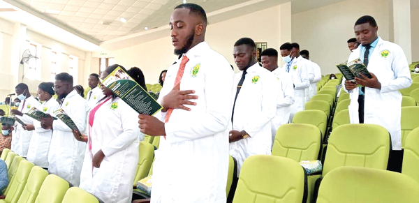 Students taking oath of professionalism in patient care and integrity