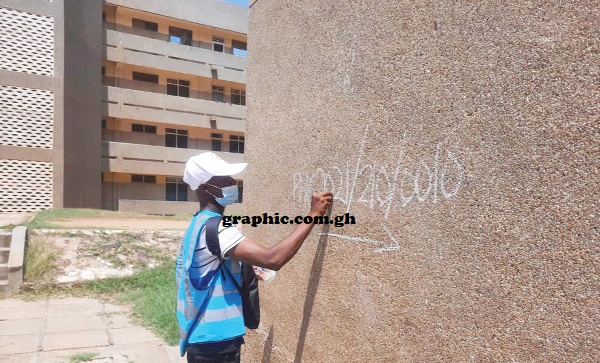 An official of GSS listing a structure