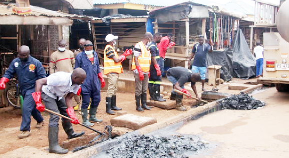 •Participants desilting a drain during the Hohoe clean-up exercise