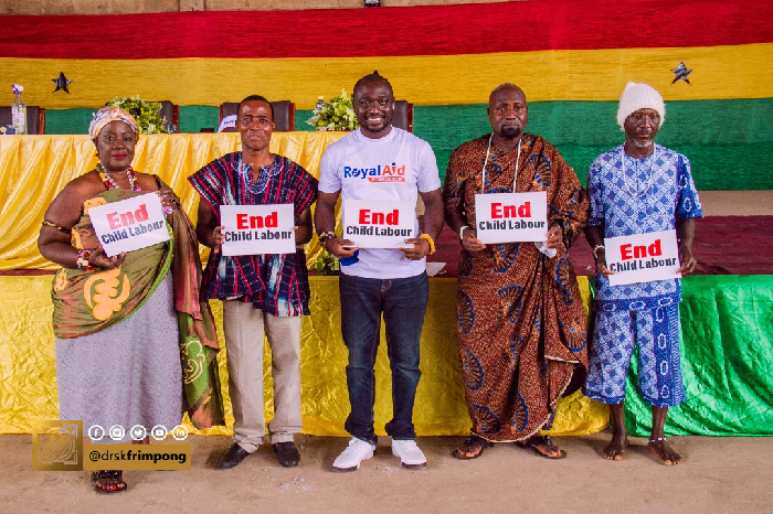 Founder of RoyalAid Foundation, Dr S.K. Frimpong (middle) together with some dignitaries at the seminar holding placards with inscriptions to end child labour in Ghana