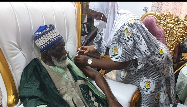 The National Chief Imam, Sheikh Osman Nuhu Sharubutu taking his jab