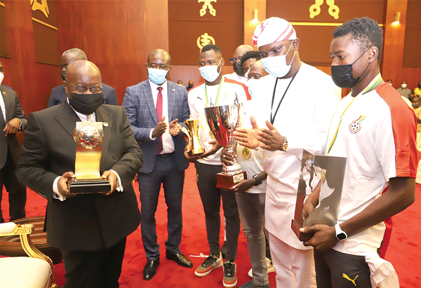  President Nana Addo Dankwa Akufo-Addo (left) displaying the continental trophy to the admiration of Mr Mustapha Ussif (2nd right), Mr Kurt Okraku (2nd left) and some of the Satellites players