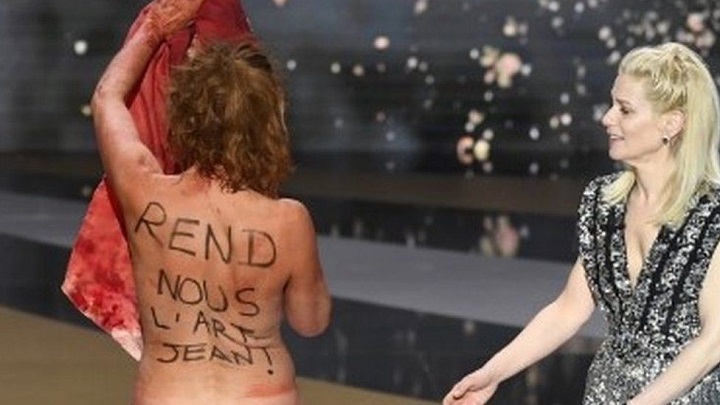 Actress goes on naked protest at 'French Oscars'